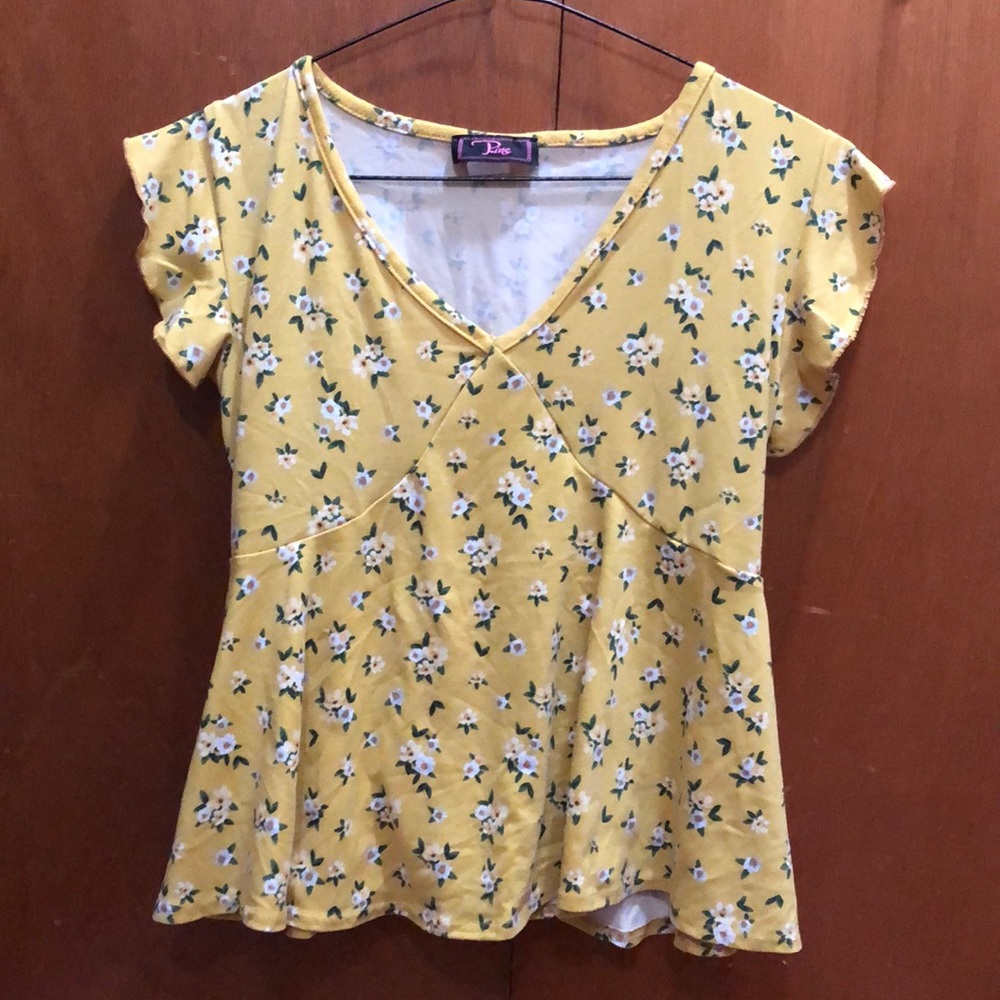 Super cute daisy/ flower blouse!